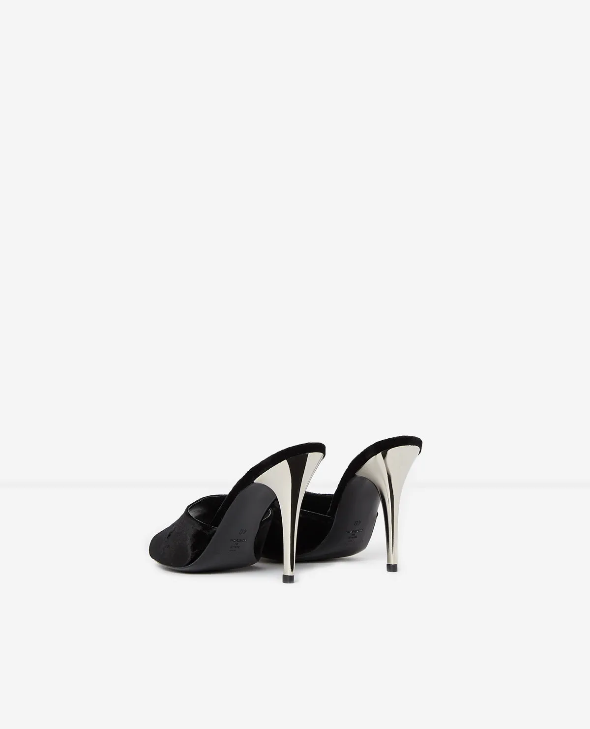 Mules ouvertes en velours à talon métalliques