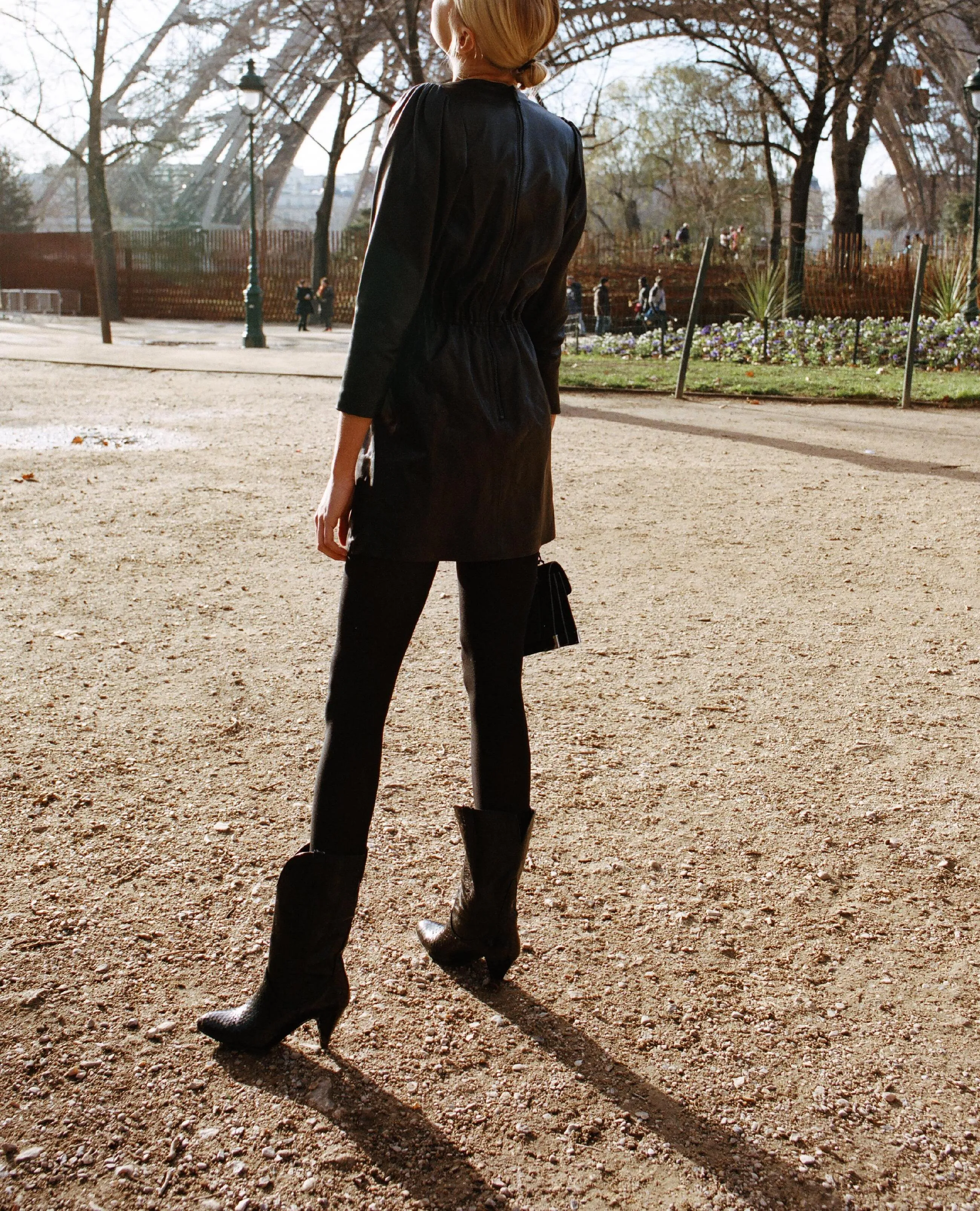 Robe courte manches longues en cuir