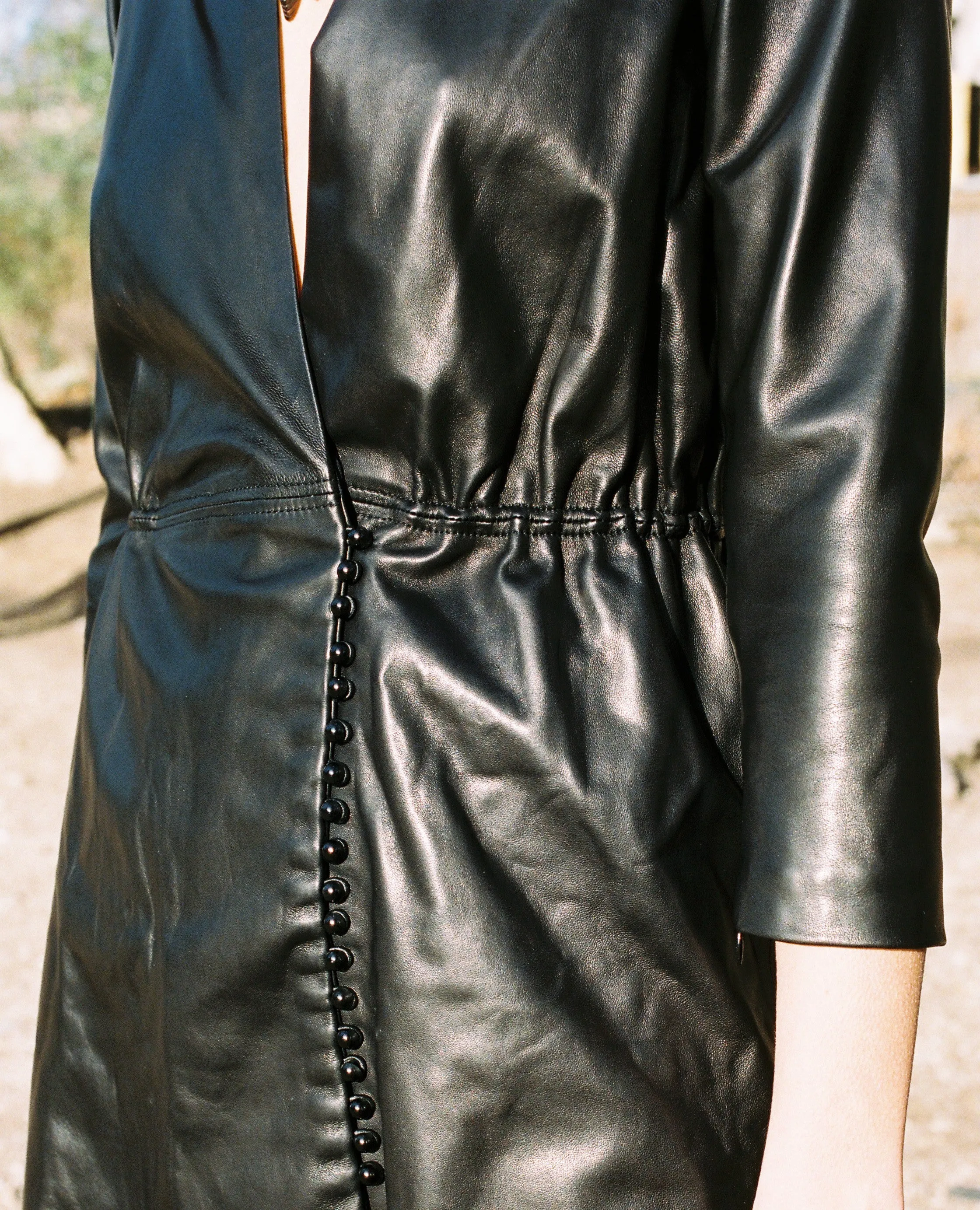 Robe courte manches longues en cuir